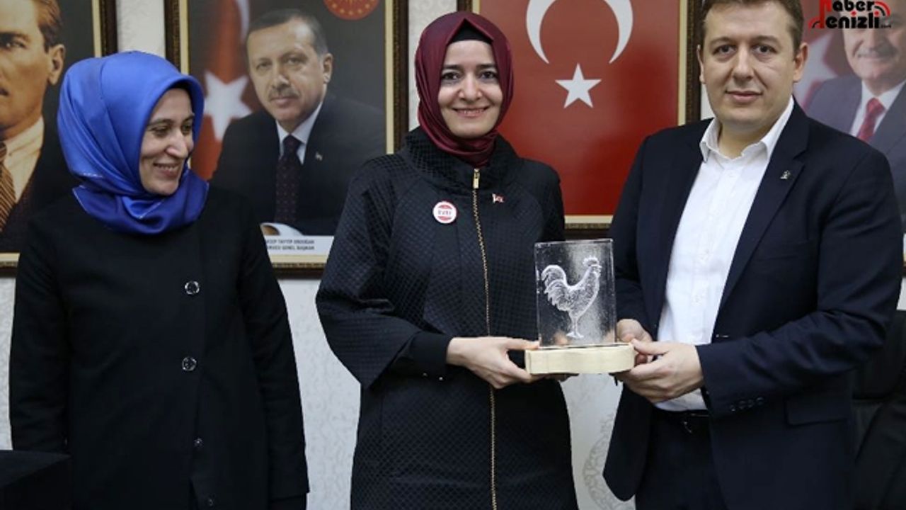 Filiz, Bakan Kaya'ya Denizli'nin Simgesi Cam Horoz Hediye Etti