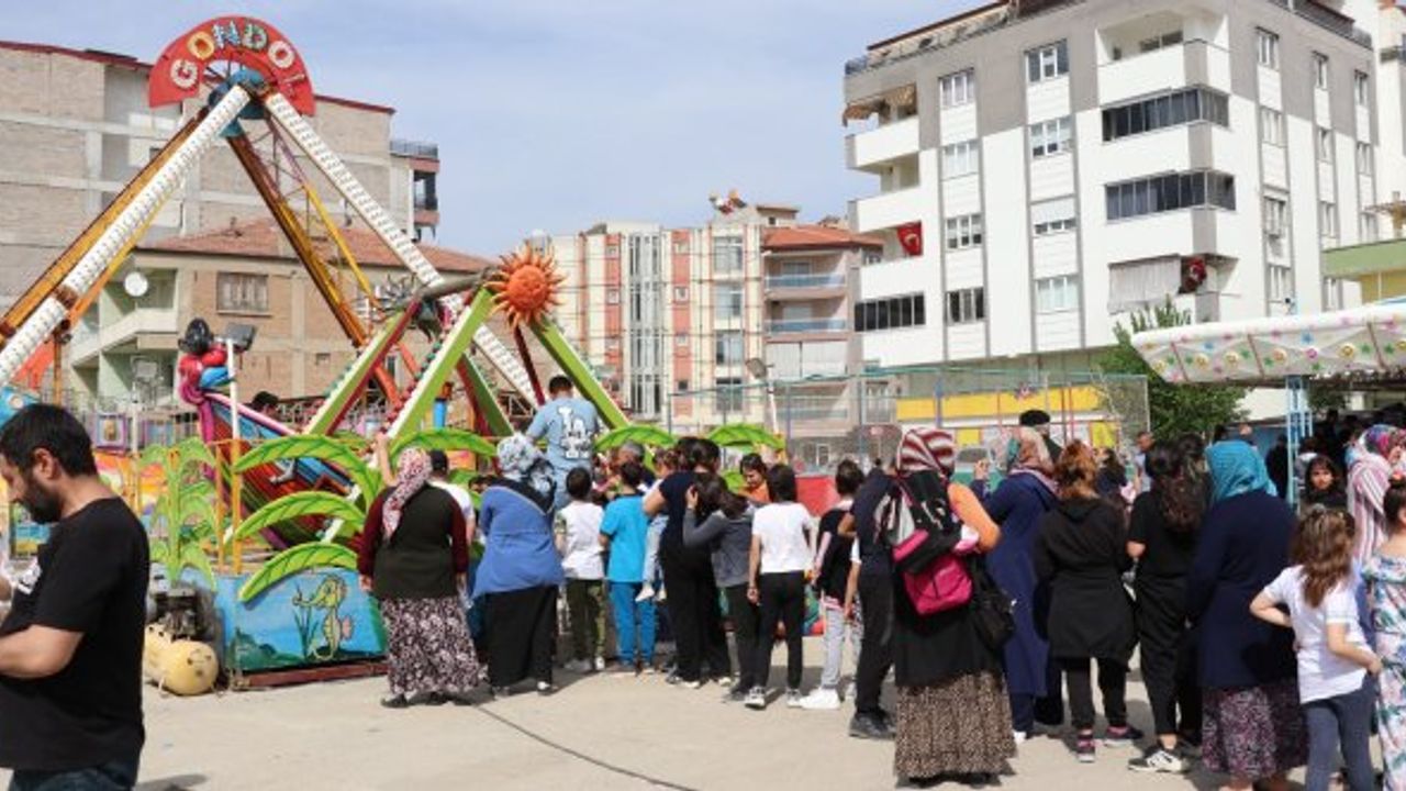 Başkan Özbaş, “Sarayköy’de Sinemaya ve Lunaparka Gitmeyen Çocuk Kalmayacak”