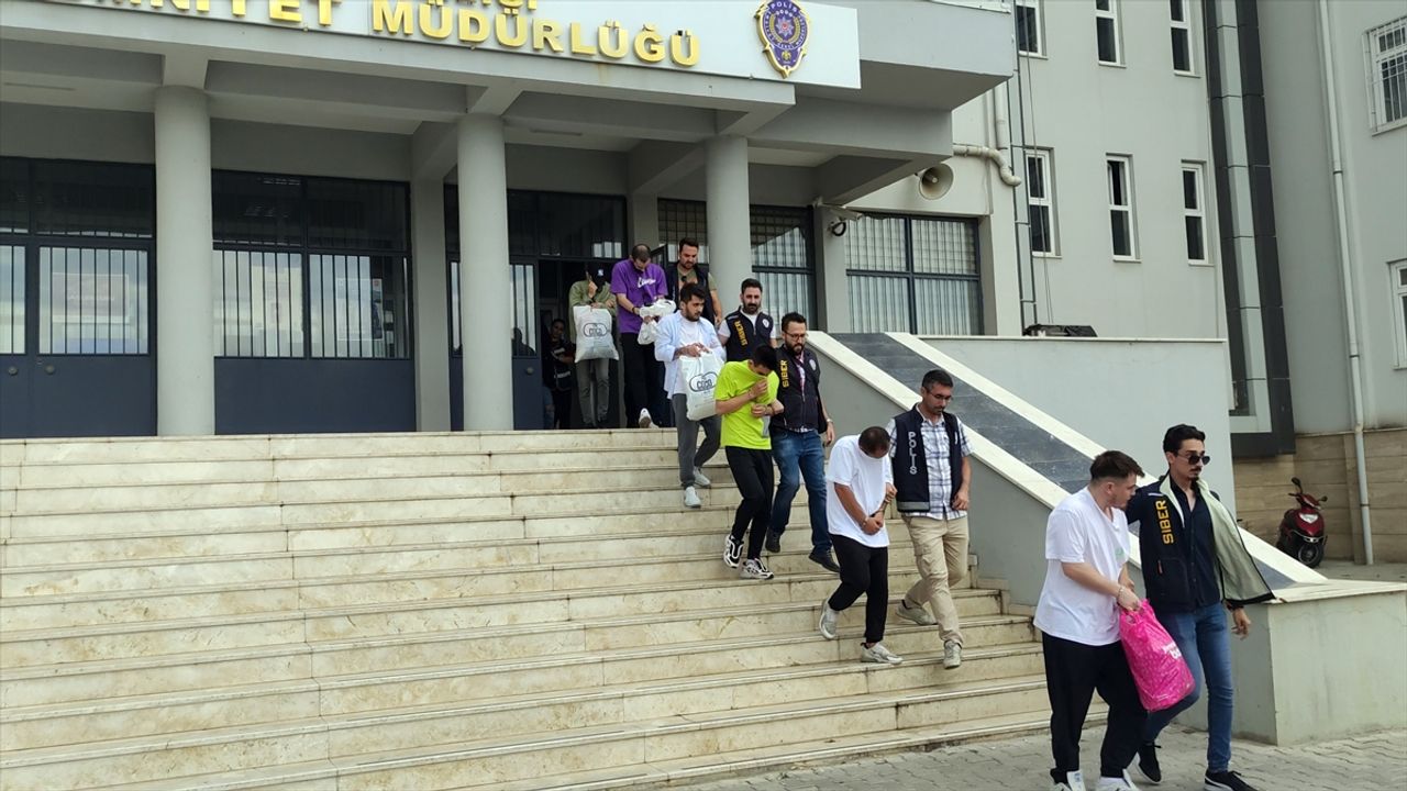 Eskort Siteleri Üzerinden Dolandırıcılık Yapan 15 Kişiden 12'si Tutuklandı