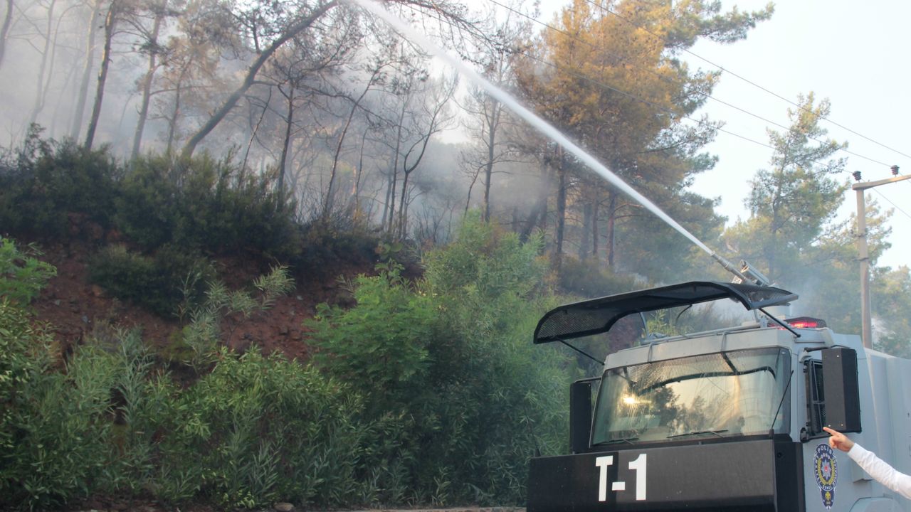 Denizli’nin TOMA’sı Marmaris'teki yangına müdahale ediyor