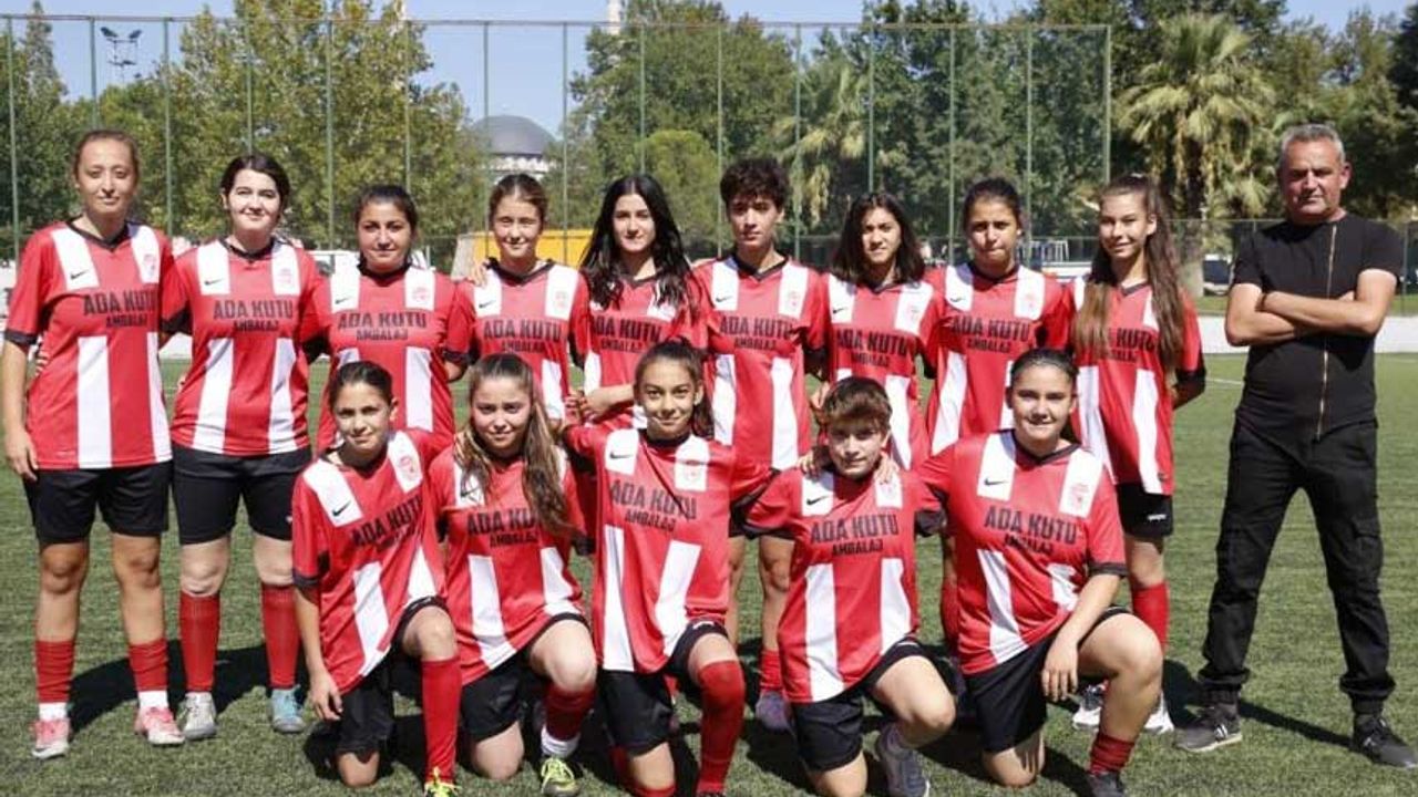 Futbol tutkunu kızlar, yeni sezona şampiyonluk parolasıyla hazırlanıyor