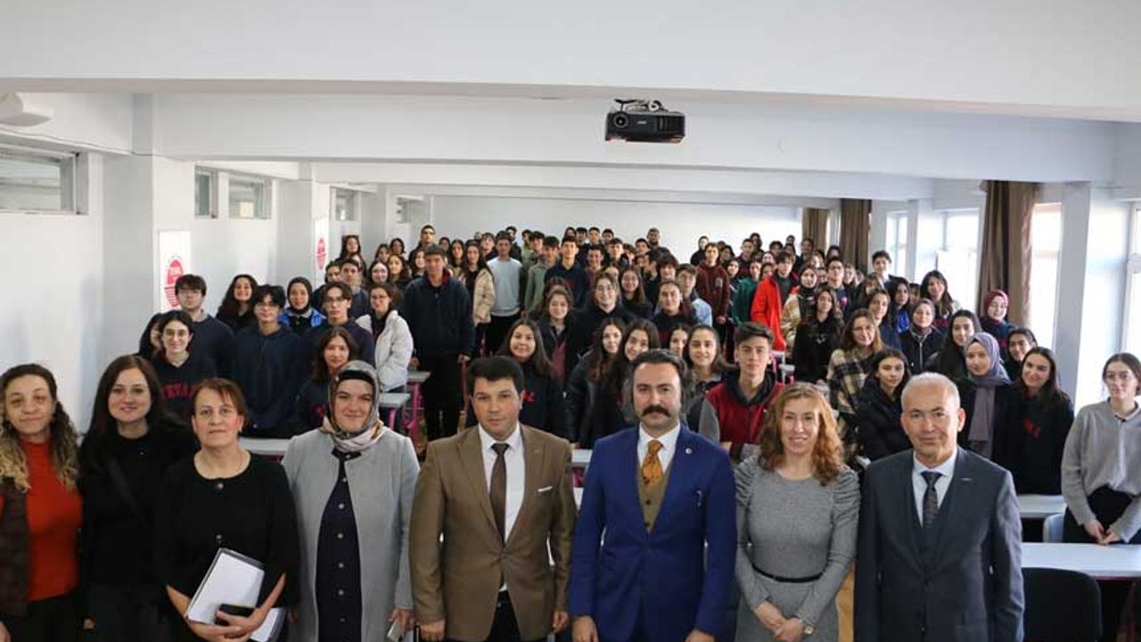 Hasan Erbil Eğitim Merkezi Başkanı Uğur Özbek lise öğrencileriyle buluştu