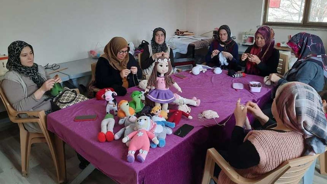 Gönüllü kursiyerler depremzede çocuklar için oyuncak yapıyor