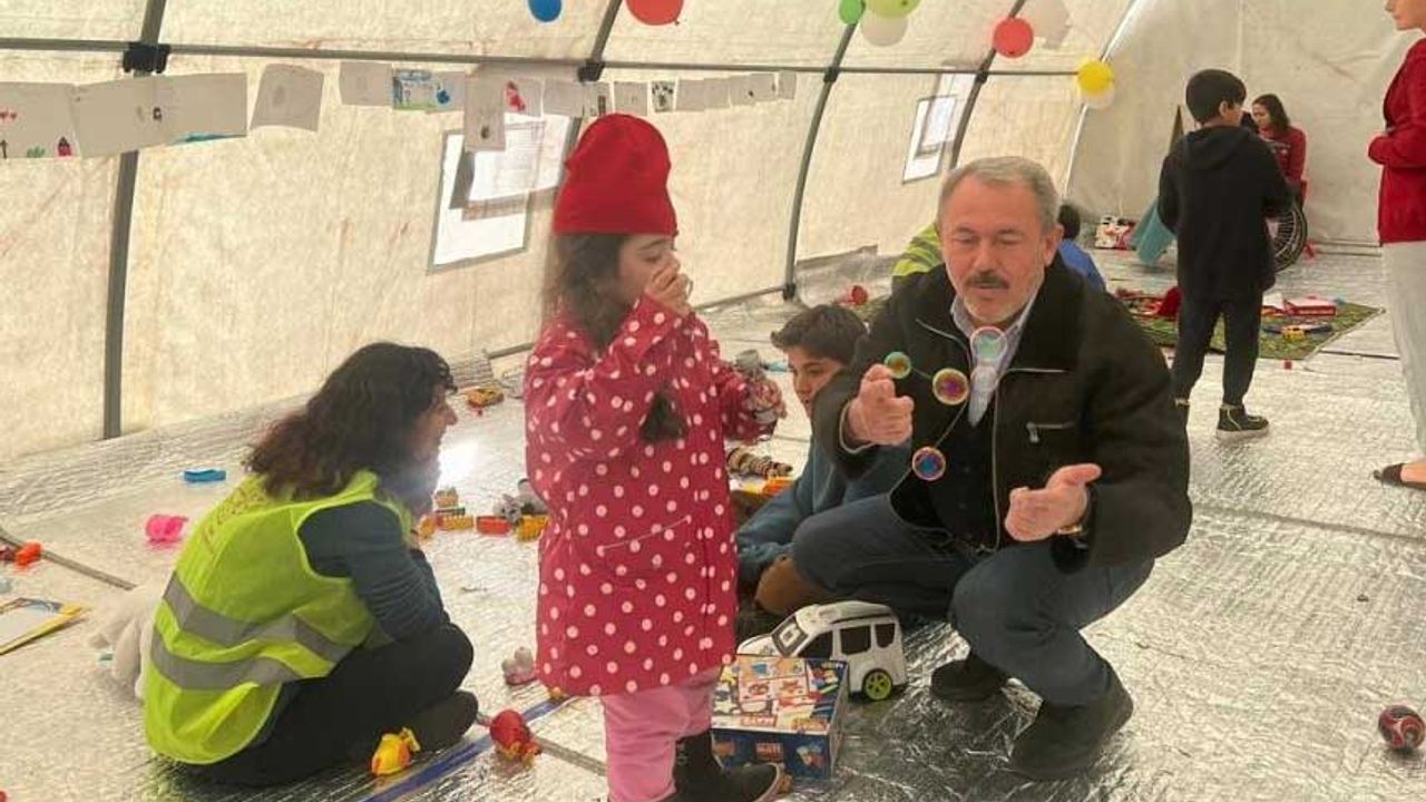 AK Partili Tin, Kahramanmaraş’ta çocukları yalnız bırakmadı