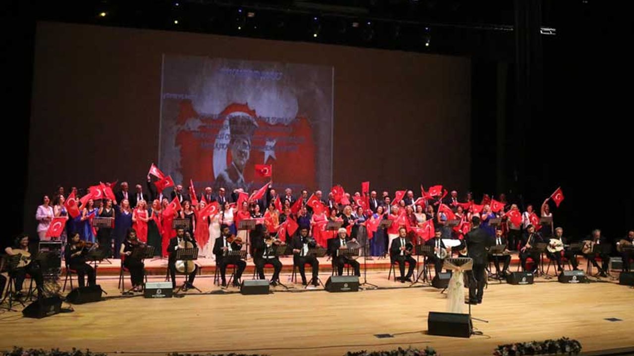100 kişilik dev korodan İstanbul, İzmir ve Denizli şarkıları 