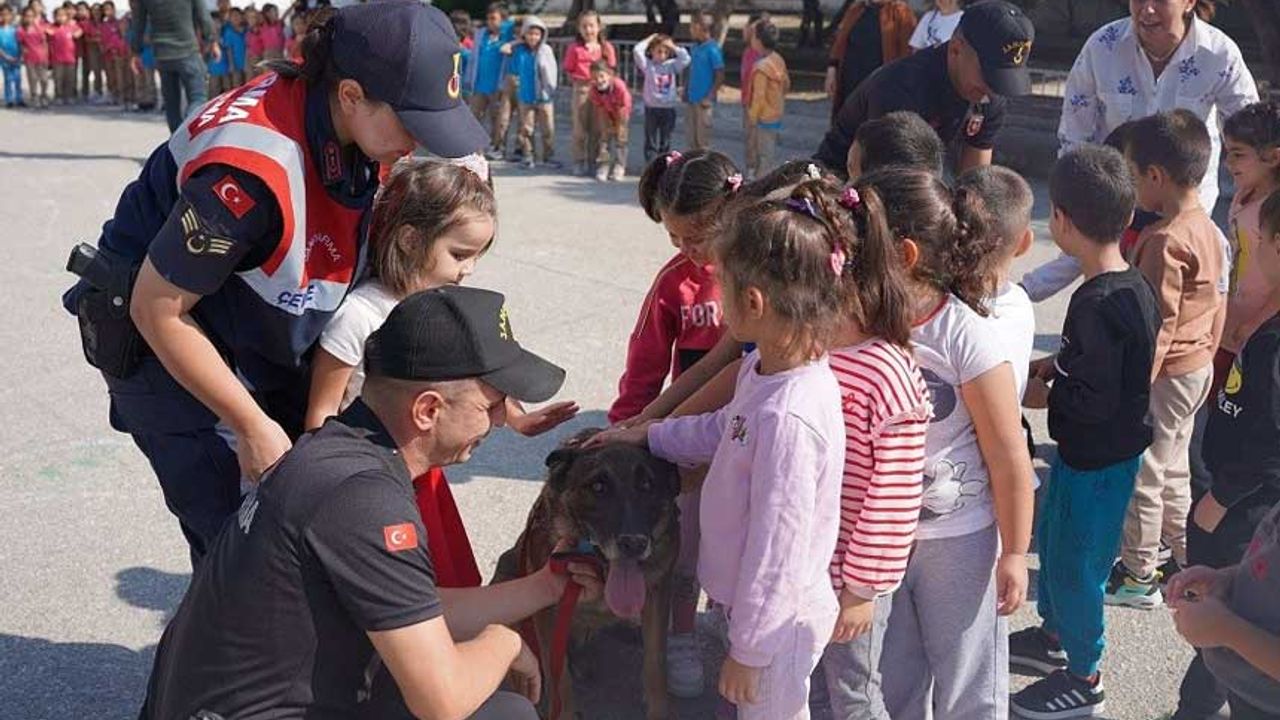 Jandarma çocuklara hayvan sevgisini anlattı