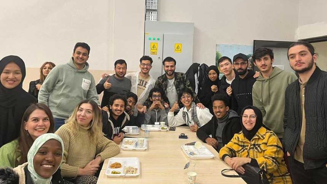 Uluslararası öğrenciler Türk yemekleri yaptılar