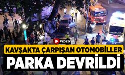 Kavşakta Çarpışan Otomobiller Parka Devrildi