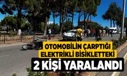 Otomobilin çarptığı elektrikli bisikletteki 2 kişi yaralandı