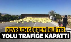 Devrilen gübre yüklü tır yolu trafiğe kapattı