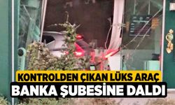 Kontrolden çıkan lüks araç banka şubesine daldı