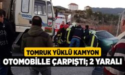 Tomruk yüklü kamyon otomobille çarpıştı; 2 yaralı