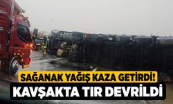 Sağanak Yağış Kaza Getirdi! Kavşakta Tır Devrildi