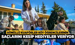 Gönüllü kuaförler köy öğrencilerinin saçlarını kesip hediyeler veriyor