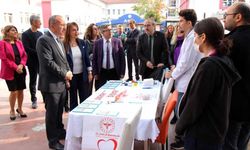Yenilenen cihazları inceleyen Vali Atik, danışanlar tarafından hazırlanan sergiyi gezdi