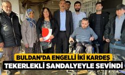 Buldan’da engelli iki kardeş tekerlekli sandalyeyle sevindi