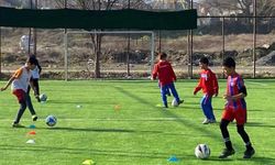 Denizli’de futbol okulu depremzede miniklere kapılarını açtı