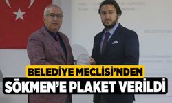 Belediye Meclisi’nden Sökmen’e plaket verildi