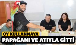 Denizli'de Oy Kullanmaya Papağan ve Atıyla Gitti