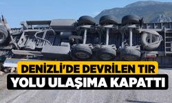 Denizli'de devrilen tır yolu ulaşıma kapattı