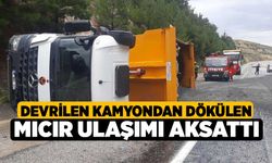 Devrilen kamyondan dökülen mıcır ulaşımı aksattı