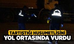 Tartıştığı husumetlisini yol ortasında vurdu