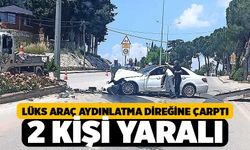 Lüks Araç Direğe Çarptı 2 Yaralı