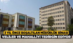 3 yıl önce boşaltılan müdürlük binası veliler ve mahalliyi tedirgin ediyor