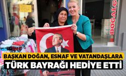 Başkan Doğan, Esnaf ve Vatandaşlara Türk Bayrağı Hediye Etti