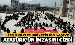 Liseliler Cumhuriyetin 100. yaşı ve Atatürk’ün imzasını çizdi