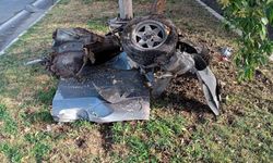 İzmir asfaltında Kaza, Ağaçlara çarpan Otomobil Parça Parça Oldu 5 Yaralı