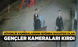 Güvenlik Kameralarının Işığında Rahatsız Olan Gençler Kameraları Kırdı