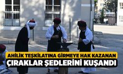 Ahilik teşkilatına girmeye hak kazanan çıraklar şedlerini kuşandı