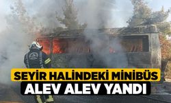 Seyir halindeki minibüs alev alev yandı