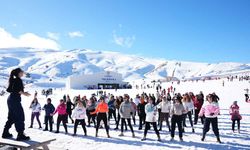 Denizli Kayak Merkezi’nde kar üstünde zumba gösterisi