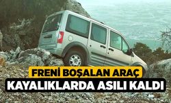 Freni boşalan araç kayalıklarda asılı kaldı