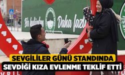 Sevgililer Günü Standında Sevdiği Kıza Evlenme Teklif Etti