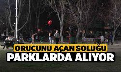 Orucunu açan soluğu parklarda alıyor