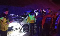 Ticari araç bariyere ok gibi saplandı: 4 yaralı