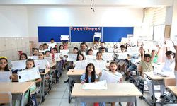Başkan Çavuşoğlu, karne heyecanına ortak oldu