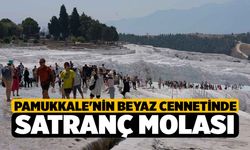 Pamukkale'nin beyaz cennetinde satranç molası