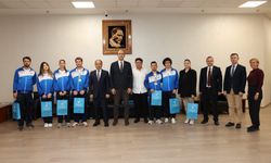 Rektör Güngör, PAÜ’lü Sporculara Hediye Takdiminde Bulundu
