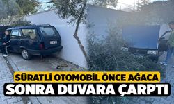 Süratli otomobil önce ağaca sonra duvara çarptı