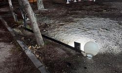 Buldan’da çocuk parkındaki aydınlatma direği tehlike saçıyor