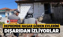 Depremde hasar gören evlerini dışarıdan izliyorlar