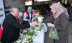 Honaz Tohum Merkezinde yetiştirilen çiçekler kadınlara hediye edildi