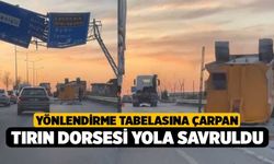 Denizli'de Yönlendirme Tabelasına Çarpan Tırın Dorsesi Yola Savruldu