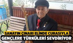 Sanatın çınarı elinde curasıyla gençlere türküleri sevdiriyor