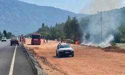 Denizli Yolu Üzerinde Korkutan Yangın! Ekipler Alevleri Büyümeden Söndürdü
