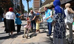 Denizli'de Mevlid Kandili’nde Vatandaşlara 571 Gül Dağıtıldı